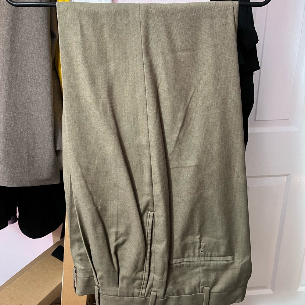 Men’s Round Tree and Yorke khaki slacks
